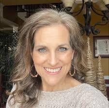 WINSLOW ARKANSAS: Located in the Ozarks near Devil's Den State Park,  Winslow is gorgeous and tiny. It's surrounded by big, big mountains, but  the total population is only 391.