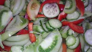 Legumele sunt in cantitati variabile, in final sunt 3 kg de diverse legume, gogonele, sfecla rosie, varza alba si rosie, dovlecei, morcov, ardei iute, ardei gras rosu si galben, ceapa rosie, 300 ml otet, 100 g zahar, foi de dafin, boabe de piper si mustar. Reteta De Acasa Salata Asortata Pentru Iarna Cu Gogonele Gogosari Si Castraveti