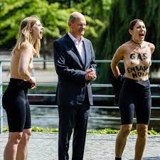 Nackt-Protest: Kanzler Scholz von Oben-Ohne-Demonstrantinnen überrascht -  Berliner Morgenpost