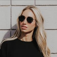 Emilie Ballard's Instagram, Twitter & Facebook