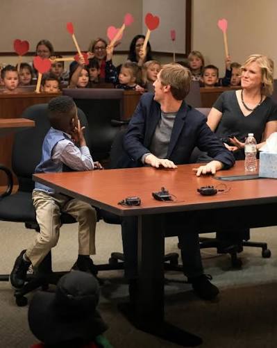 5-year-old Michael melted hearts after inviting his entire kindergarten  class to attend his adoption hearing in court. ❤️👨‍👩‍👦 His classmates  showed up holding paper hearts and cheering him on as he officially