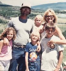 She starred in almost famous, how to lose a guy in 10 days, raising helen, the skeleton key, you, me and dupree, fool's gold, bride wars and guest starred as cassandra july on glee in 2012 and 2013. Goldie Hawn And Kurt Russell S Eighties Throwback Photo With Kids Has To Be Seen Hello