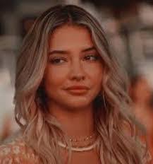 Sarah Cameron's Instagram, Twitter & Facebook