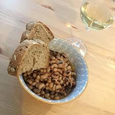 I fagioli neri con l'occhio sono un simbolo di buona fortuna e vengono tradizionalmente mangiati nel primo giorno dell'anno, specialmente nel sud degli stati uniti. Zuppa Di Fagioli Con L Occhio Bosco Torto