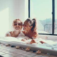 Denn ein badewannenaufsatz ist ein echter alleskönner. Instagram Photo By Alexisreneg Alexis Ren Via Iconosquare Madchen Kussen Alexis Ren Partner