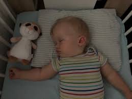 Bei uns heißt es schlafanzug anziehen, zähne putzen und sich ins bett kuscheln. Schlafenszeit