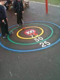 Se debe dibujar en el suelo del patio un tablero similar al que se muestra a continuación. 40 Nuevos Y Divertidos Juegos Tradicionales Para El Patio Del Cole Pinta Tu Patio Para Jugar Juegos De Recreo Juegos De Patio Juegos Para Pintar