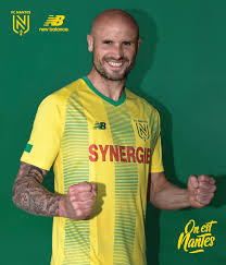 Le nouveau logo du club, dévoilé officiellement ce mardi, a du mal à passer sur les bords de la garonne. Le Fc Nantes Devoile Son Nouveau Logo Et Son Nouveau Maillot Domicile Pour 2019 2020 Sportbuzzbusiness Fr