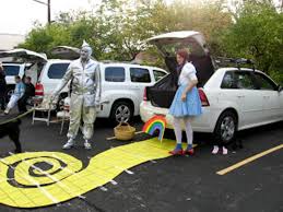 Wow your bots with favor cups. 20 Thrifty Trunk Or Treat Decorating Ideas Happy Money Saver