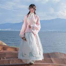 汉服袄裙：袄裙，是对中国古代女子上身穿袄，下身穿裙的统称