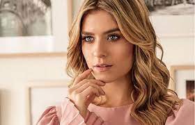 La presentadora de popsulas hizo el inesperado anuncio y le robó el corazón a sus millones de fans en redes sociales. Laura Tobon Es Fuertemente Criticada Por Particulares Comentarios