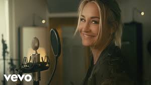 Fugitive mother sarah connor (lena headey) endeavors to protect her son, john (thomas dekker), who is destined to lead a resistance group against skynet, a network of killer cyborgs and machines. Sarah Connor Sind Wir Bereit Offizielles Musikvideo Youtube