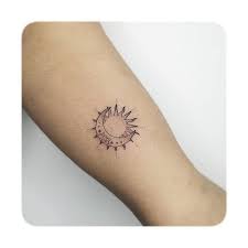 Comme Manhunter Style Manhattan Project Planete Tattoo Est Elle Aussi Regulierement Bouleverseelizabeth Par Tatuaje De Sol Tatuaje Sol Y Luna Tatuajes Intimos