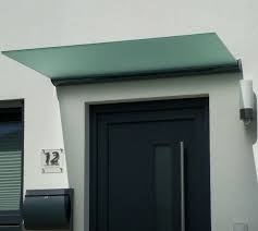 Optisch Perfekt An Die Haustur Angepasst Mit Milchglas Und Anthrazit Farbigem Wandklemmprofil Vordach Hausturvordach Vordach Glas