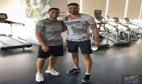 تداول صورة الفنان عز وكابتن المنتخب المصري فتحي على مواقع التواصل Fashion Style Sporty