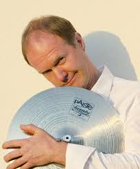 Musique patrick buchmann. Il manie les baguettes aussi bien que la plume