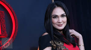 Hasil gambar untuk tentang luna maya