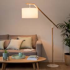 Vous n'aurez plus de problèmes d'éclairage avec les lampadaires trépieds. Stehlampe Aus Eichenholz Mit Weissem Lampenschirm H 167 Maisons Du Monde Comment Decorer Son Salon Abat Jour Blanc Lampes Salon