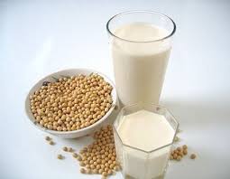 Sì differenzia dallo yogurt classico per il maggiore contenuto proteico e per la classica consistenza densa e cremosa apprezzata dai più. Proprieta E Benefici Della Soia Latte Di Soia E Tofu Latte Di Soia Alimenti Naturali Latte