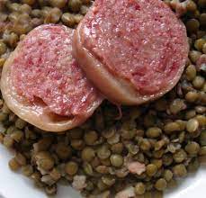 Il cotechino con le lenticchie e un piatto tradizionale e tipico del periodo natalizio, semplice da preparare e che, si dice, porti fortuna!. Zampone Con Lenticchie Mangiare Bene