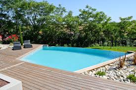 realisation de piscine en forme a debordement plage en bois ipe integrant des spots lumineux led pour l amenagement des bordures nous pool outdoor poolside