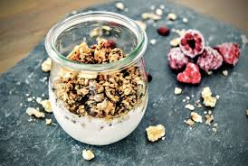 Den joghurt mit dem zitronensaft und dem honig glatt rühren und in schüsselchen füllen. Welches Musli Zum Abnehmen Choose Your Level