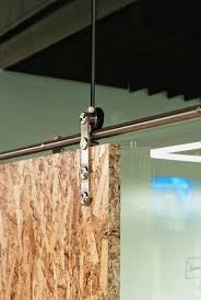 Wanting to add some flair to my newly designed bedroom i chose to make a hanging room divider for my closet lay out the dies to determine their position and mark the spring rod with a permanent marker. Sistema Para Andar Com As Placas Do Refeitorio Hangende Raumteiler Schiebetur Schiebe Tur
