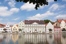 Auf grund des langen lehrstandes und der unterlassenen instandhaltung weist das objekt. Wohnen In Bogenhausen Munchen Haus Und Wohnung Kaufen Mieten Besichtigung Quadratmeterpreis Co Immobilien