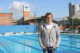 Único nadador brasileiro a alcançar o lugar mais alto do pódio na maior competição esportiva do planeta. Nadador Cesar Cielo Ingressa No Curso De Educacao Fisica Da Univali Univali