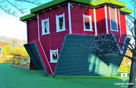 The city has a new art installation, an upside down house. Upside Down House Lakeside Grays Thurrock Aktuelle 2021 Lohnt Es Sich Mit Fotos