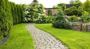 Réaliser une allée de pavés dans le jardin. Allee De Jardin Quel Materiau Met Le Plus En Valeur Votre Allee