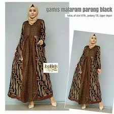 Kombinasikan kain polos dengan batik untuk dibuat menjadi gamis. Model Gamis Batik Parang