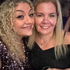 If anybody knows this guy, or the lady in the car, please can you ask them  to return the wreath that they've taken from the salon?🙃 it had very  clearly fallen off