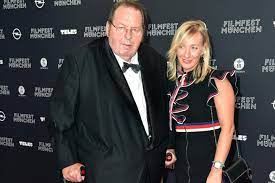 Doch er macht aus der not eine tugend und seine zusätzlichen pfunde. Ottfried Fischer Der Schauspieler Tritt Wieder Vor Den Traualtar Gala De