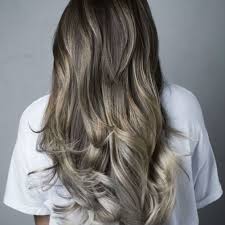 Fini Le Blond Polaire Decouvrez Le Mushroom Blond La Coloration La Plus Tendance De L Ete So Busy Girls Coloration Cheveux Noir Et Blond Cheveux