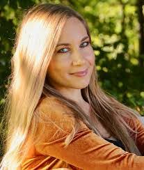 Sabrina Holt's Instagram, Twitter & Facebook