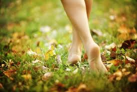 Grounding: Walking barefoot is the key to getting over jet lag, wellbeing  expert claims | The Independent | The Independent