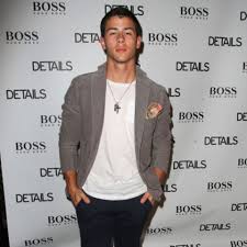 Zudem ist er das jüngste mitglied der im oktober 2013 aufgelösten und im februar 2019 wiedervereinten pop/rockband jonas brothers, die er mit seinen. Nick Jonas Steckbrief News Bilder Gala De