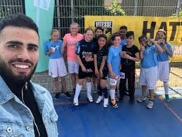 Toute l'actualité de oussama tannane et de vitesse arnhem, son palmarès, ses stats. Vitesse Ø¹Ù„Ù‰ ØªÙˆÙŠØªØ± Een Bijzondere Gast Vanmiddag Bij De Wijktraining Van Vitesse Betrokken In Geitenkamp Oussama Tannane Kwam Namelijk Langs Om Vragen Te Beantwoorden Van De Deelnemers En Uiteraard Gingen Ze