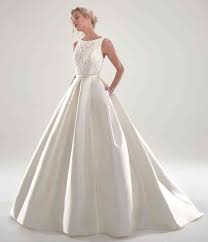 Abiti sposa semplici oppure in pizzo, bianchi oppure colorati con toni pastello, estivi oppure invernali: Abiti Da Sposa Semplici 50 Modelli Eleganti Ed Essenziali Abito Da Sposa Principessa Abiti Da Sposa Semplici Abiti Da Sposa