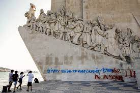 O padrão dos descobrimentos foi vandalizado este domingo com um graffiti com uma extensão de cerca de 20 metros e escrito em inglês, disse à lusa a polícia de segurança pública (psp). Y3vnjvmw6mmepm