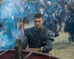 Möglich wäre auch, dass sich der beiname der knochenlose ursprünglich nicht auf eine körperliche behinderung bezogen hat. Wikinger Der Tod Von Ivar Dem Knochenlosen Laut Alex Hogh Andersen Netflix Serie Nnda Nnlt Tv Ruhm Nach Welt