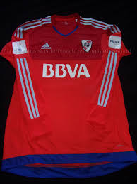 River is a laotian film about john lake, an american doctor working in laos, who intervenes in the sexual assault of a young woman by an australian tourist. Camisetas De River Plate Buzo Arquero Barovero Mundial De Clubes 2015