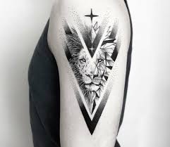 Tattoo Lowe Symbolik Und Attraktive Designs Fur Beide Geschlechter Armeltatowierungen Geometrisches Lowen Tattoo Inspirierende Tattoos