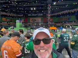 Kevin “The Senator” (@kevinhansford)