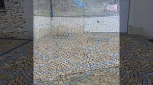 La forme, obtenue par fente mécanique, et la grande variété de couleurs permettent aux poseurs de nombreuses solutions esthétiques, qui vont de la pose classique aux plus sophistiquées en queue de paon ou à dessin. Pose De Paves Granit Eclates Jaune Et Gris En Queue De Paon Youtube