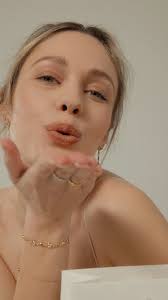 ✨ Eleganza e luce, come solo una mamma sa essere. Trova il regalo perfetto  per la sua festa sul nostro shop online., #Unoaerre #MadeInItaly #Gioielli  #Argento #Sparkle