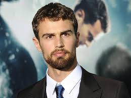 Theo James: "Alkohol hilft bei Liebesszenen"