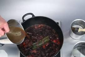 Fond Brun De Gibier Par Alain Ducasse Recette Sanglier Recette Gibier Cuisine