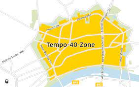 Sicherheitsmitarbeiter kontrollieren die maskenpflicht stichprobenhaft. Frankfurt Am Main Tempo 40 In Der Innenstadt Adac